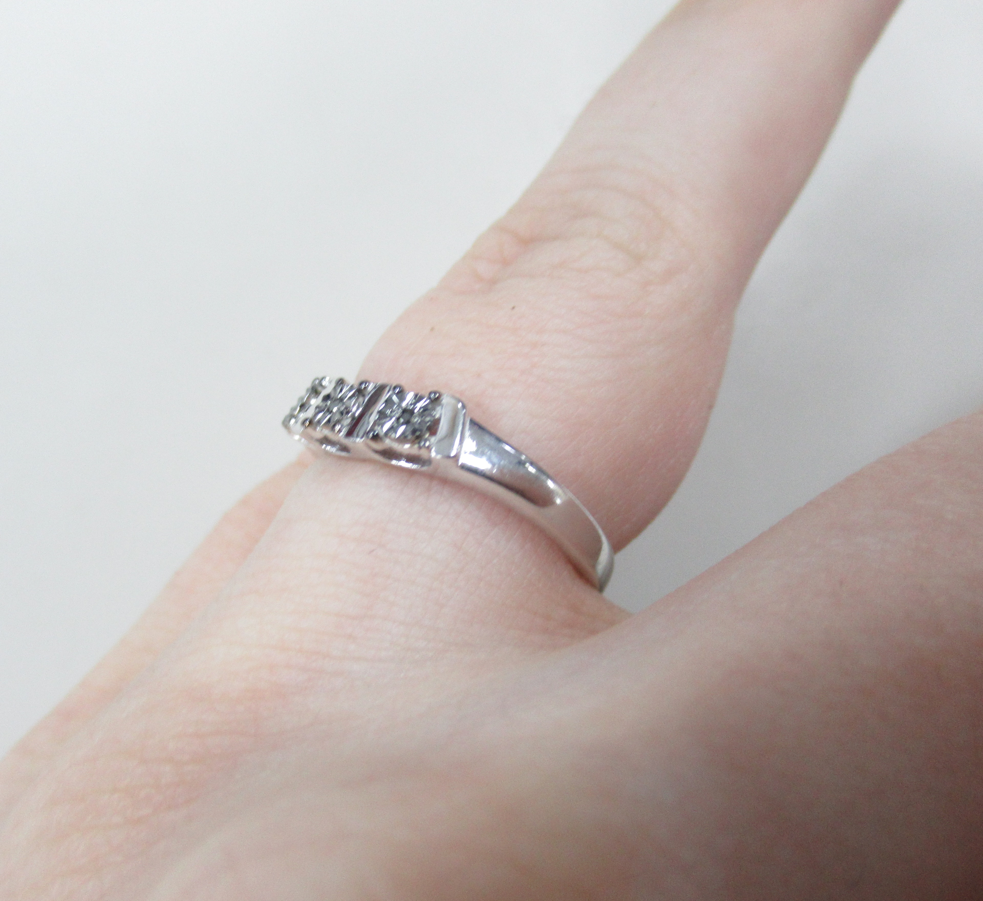 Серебряное кольцо с черными бриллиантами